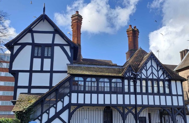 2 Bed modern luxury cottage overlooking gardens