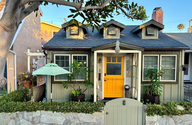 🍍2 Bed “PINEAPPLE BUNGALOW” 🌀Steps to Ocean & Main St.🌀 Relax @ the Ocean 🌊🏖️