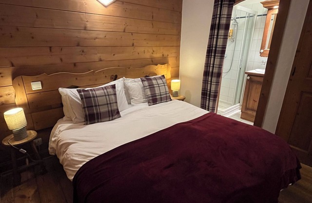 2-bed Ski apartment; sleeps 6, pool, spa, centrally-located and close to slopes