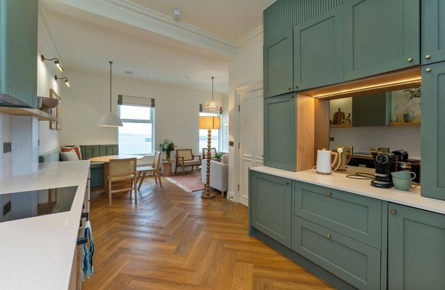 2-Bed - Sleeps 6 - Seafront View with Free Parking