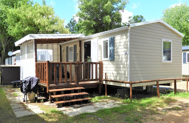 2 Bed - Sleeps 4 - Free Parking - 5 mins to Beach