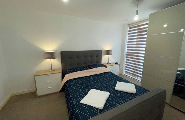 2 Bed-Sleeps4-Parking-Balcony-NearCityCentre