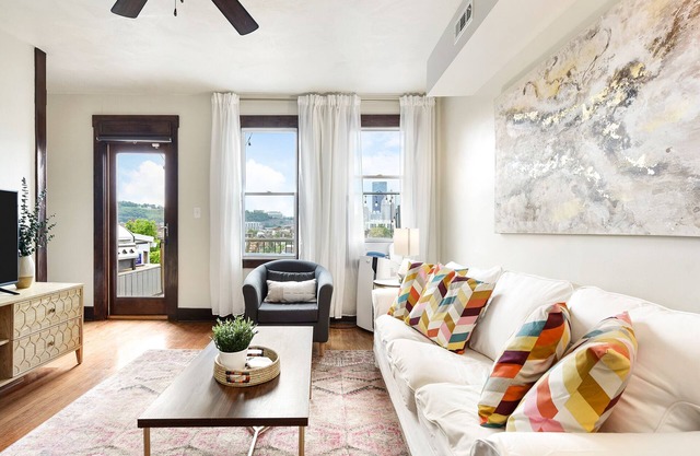 2 Bedroom/2 Bath- 5 mins to stadiums - BEST city views - Free parking!