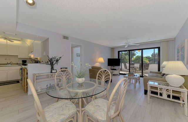 2 bedroom 2 bath condo w/Screened in lanai