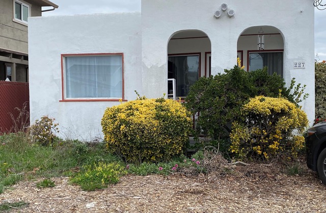 2 bedroom 2 bath house in Alameda with free parking