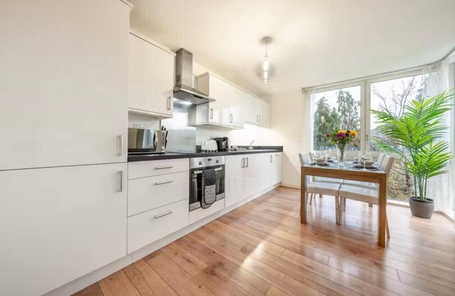 2 Bedroom 2 Bathroom Bright Modern Apartment Free Parking & Free Gym Access WiFi