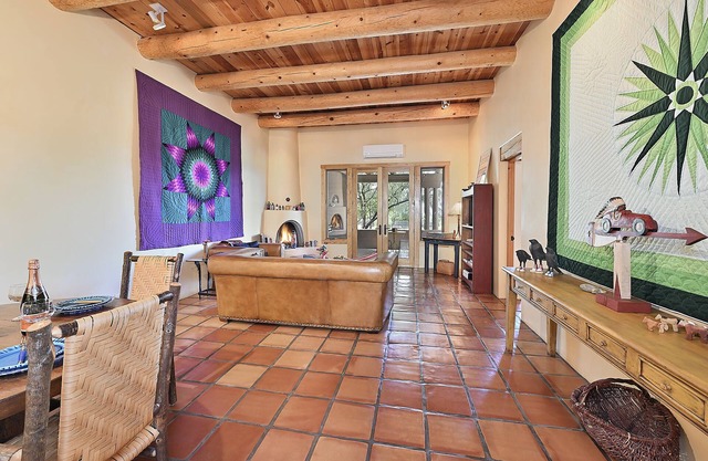 2 Bedroom, 2 Bathroom Luxury Townhome; 0.3 miles to Canyon Rd; AC; Lovely Views