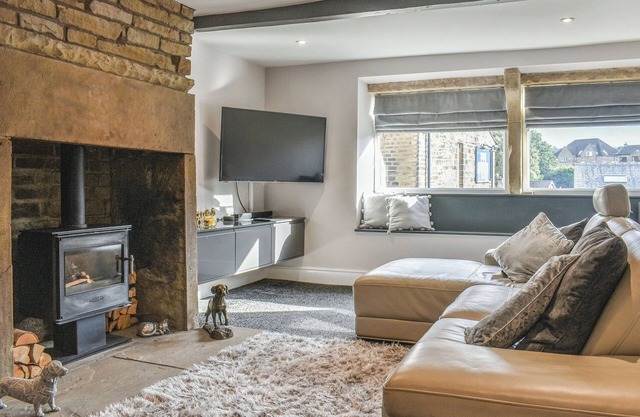 2 bedroom accommodation in Greetland