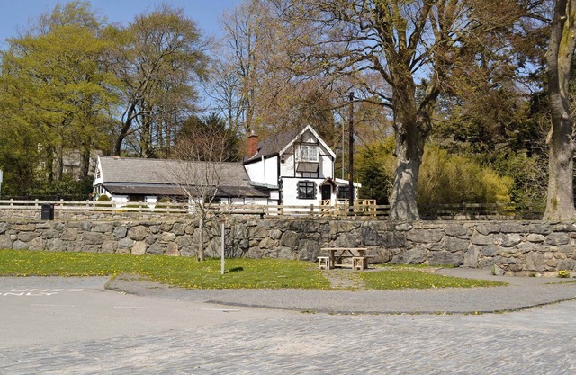 2 bedroom accommodation in Bala