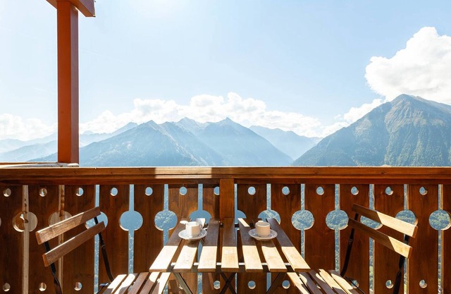 2-bedroom apartment at the slopes, 4 guests, heated pool