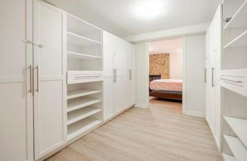 2 bedroom apartment-2 free parking -14 min to Pearson airport