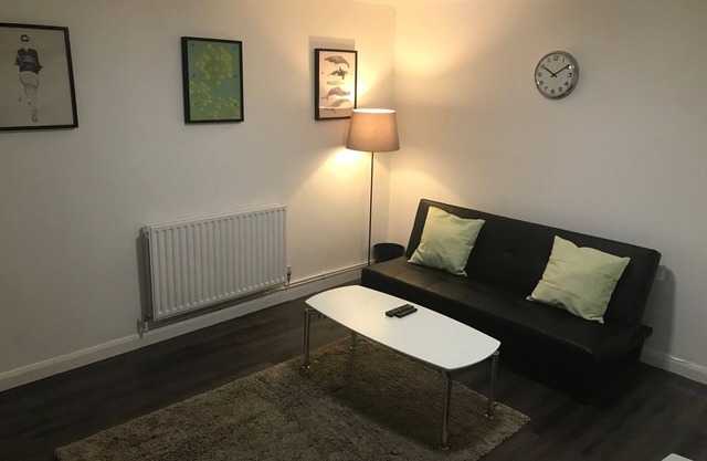2 Bedroom Apartment 20 seconds walk from Tooting Broadway Underground