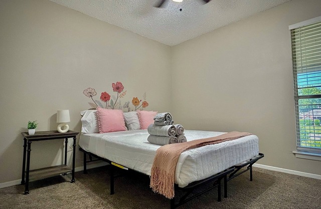 2-bedroom apartment in enchanting Sherman with AC, WiFi