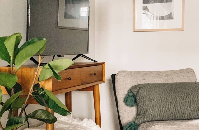 2-bedroom Apartment in charming Evansville, Indiana with Modern Amenities & AC