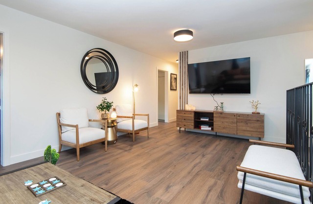 2-bedroom apartment in brilliant Los Angeles with AC, fitness room, WiFi