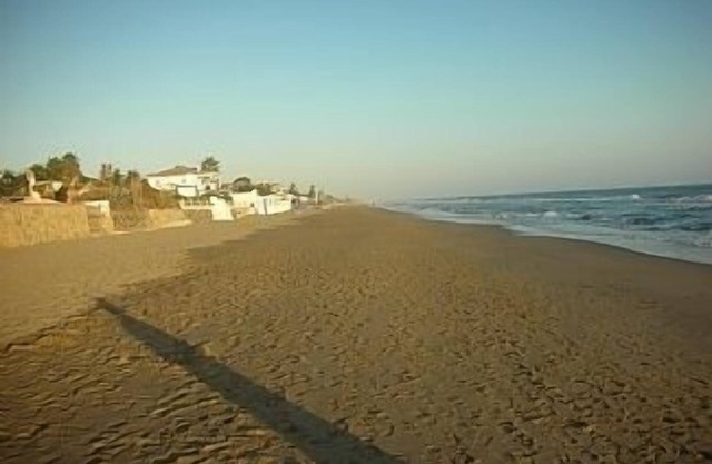 2 Bedroom Apartment with sea views. Large Shared Pool, Manicured Gardens