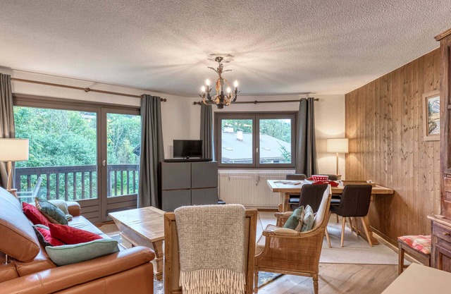 2-bedroom apartment with pool and WiFi, near Megève center