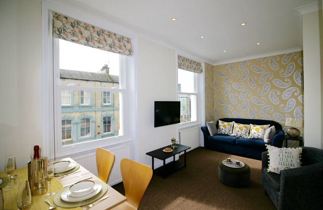 2 Bedroom Apt. in Kensington & Chelsea, London Zone 1, Clean, Comfortable & Easy