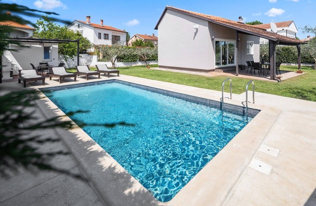 2 bedroom awesome home in Valbandon