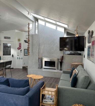 2 bedroom bungalow with hot tub