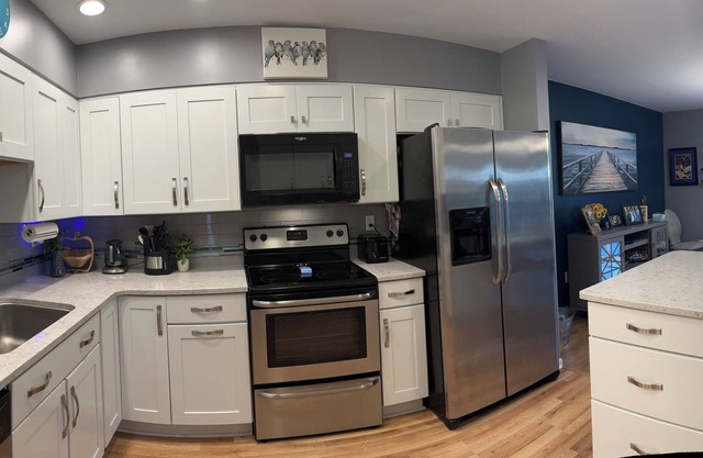 2-bedroom condo in convenient Blue Ash. Walk to grocery, restaurants, etc