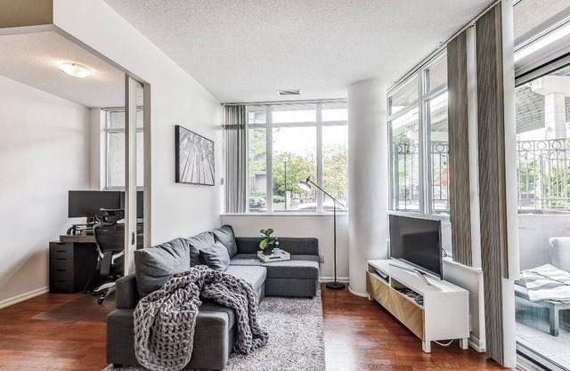 2-bedroom condo in Downtown Toronto with free parking