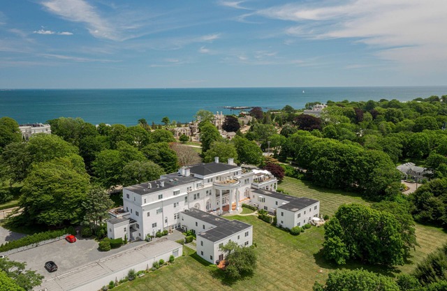 2 Bedroom Condo in Gilded Age Mansion close to Mansions and Ocean Beaches