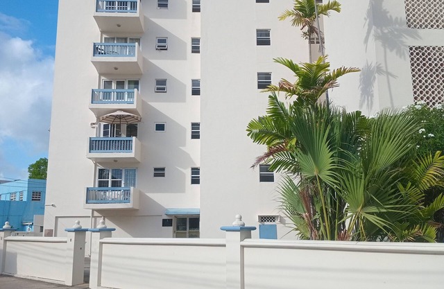 2-bedroom condo in welcoming Bridgetown with WiFi, AC-Apt 3B