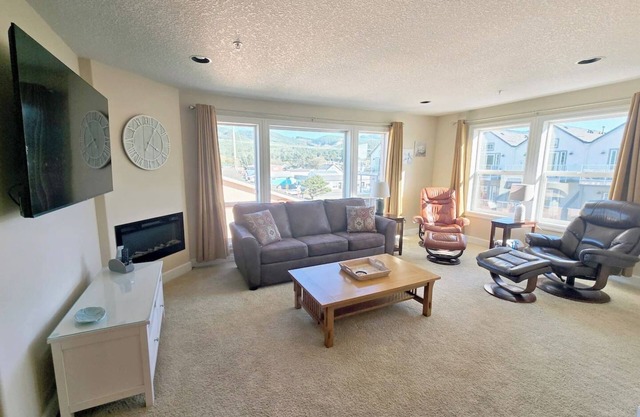 2 Bedroom Condo in the Heart of Rockaway Beach