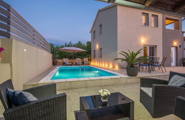 2 bedroom cozy home in Kras