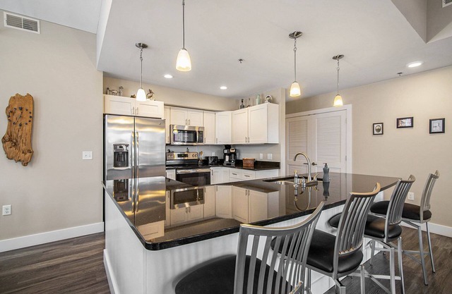 2 bedroom Downtown Condo on the Channel