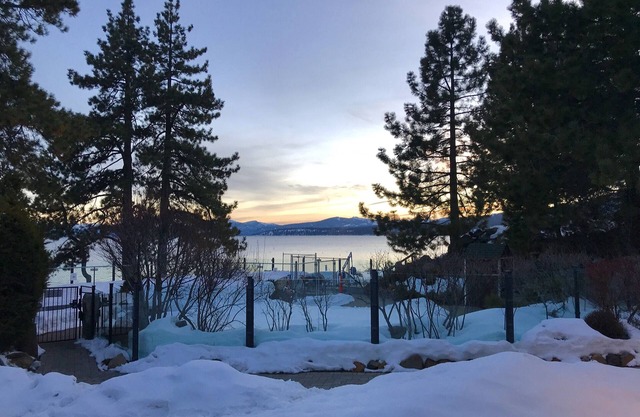 2 Bedroom| Full Kitchen | Hot Tub | Near Lake Tahoe Beach