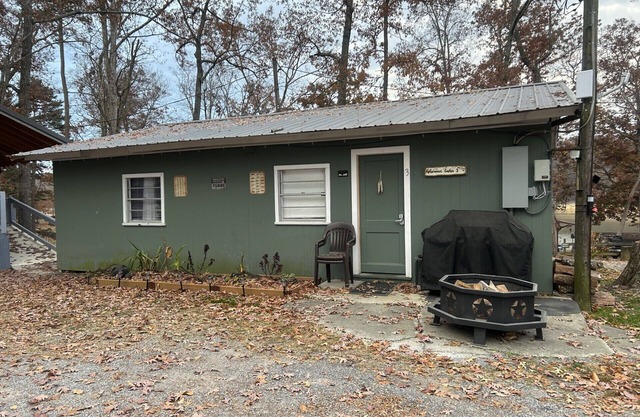 2 bedroom home on Lake Douglas, perfect for fishermen! Close to all attractions!