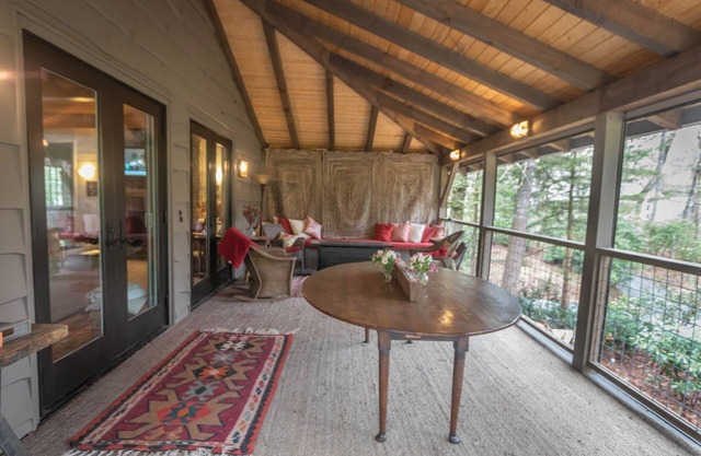 2-Bedroom House with Spacious Outdoor Living area in Mirror Lake neighborhood