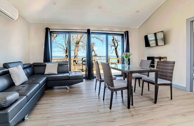 2-bedroom Lake Front Cottage in Harwood, ON #3