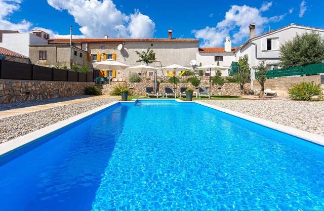 2 bedroom pet friendly home in Brzac