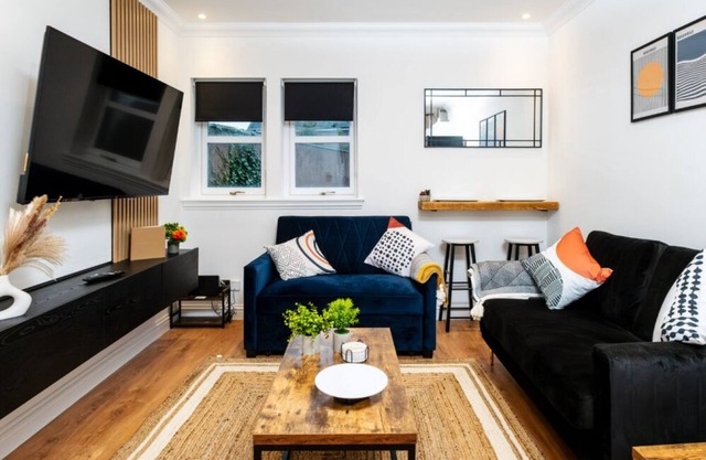 2-Bedroom – Sleeps 4 Montrose City Centre
