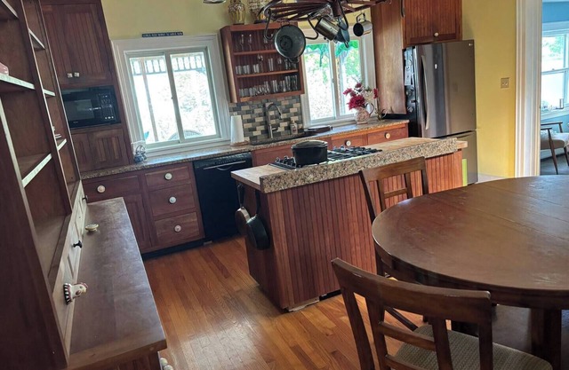 2-bedroom sleeps 6 apartment in Fair Haven AC Screen Porch - Food, Music, Beach