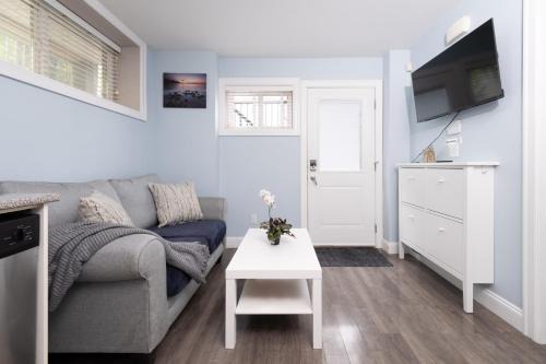 2 bedroom suite Walk to SkyTrain, Grocery, Macdonald & more