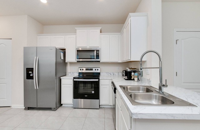 2 Bedroom Townhome minutes to downtown and the beaches!