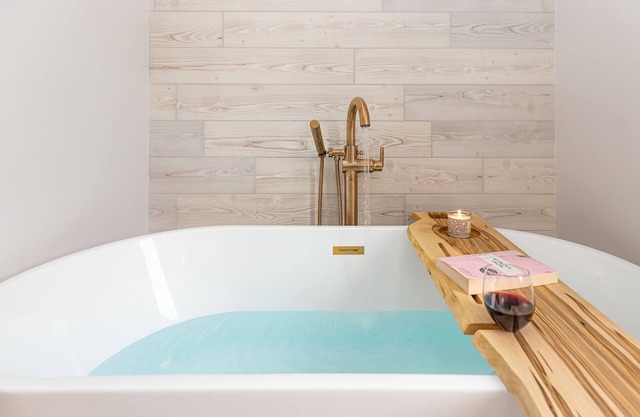 2 Bedroom Townhouse w/Soaking Tub + Rain Shower