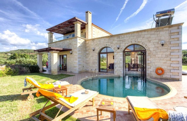 2-bedroom Villa Artemis with Private Pool, 800m from the Sandy Beach
