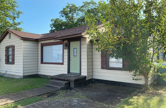 2-bedroom vintage cottage in Sherman, Texas
