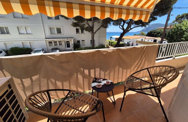 2 bedrooms, air conditioning, just a stone's throw from the sea