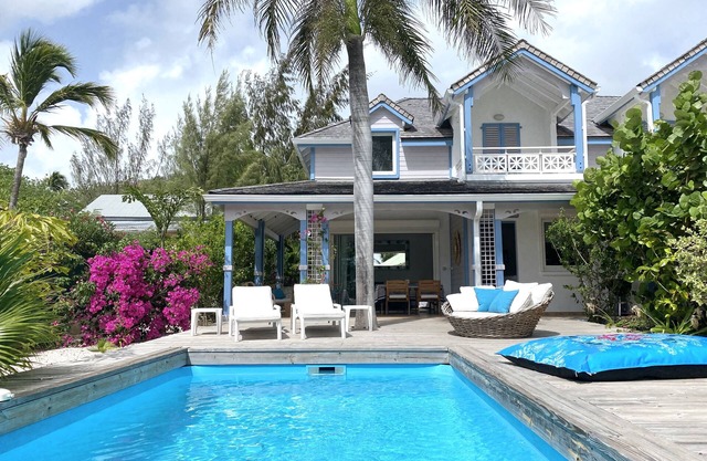 2 bedrooms, private pool and sea view