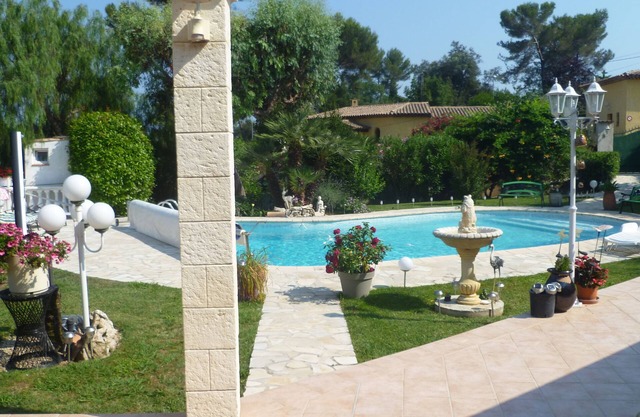 2 bedrooms upstairs in a house with swimming pool