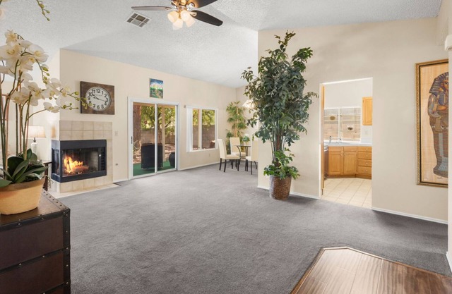 2-beds 2 baths house in charming Henderson with WiFi, fitness room, pet welcome