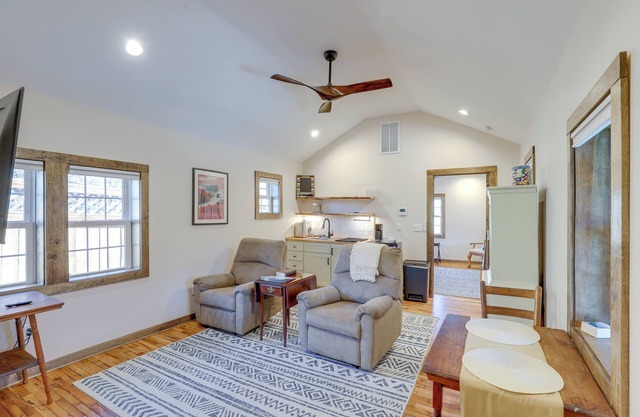 2 Blocks to Appalachian Trail: Updated Cabin!