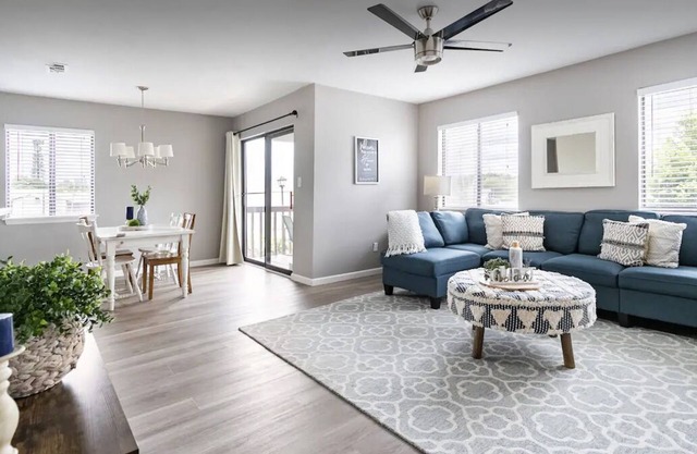 2 blocks to FSU,Campus tours/visits,King bed,Gated community w/2 pools,Free park