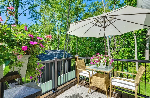 2 Blocks to Lake Michigan: Sleek Couple’s Retreat!